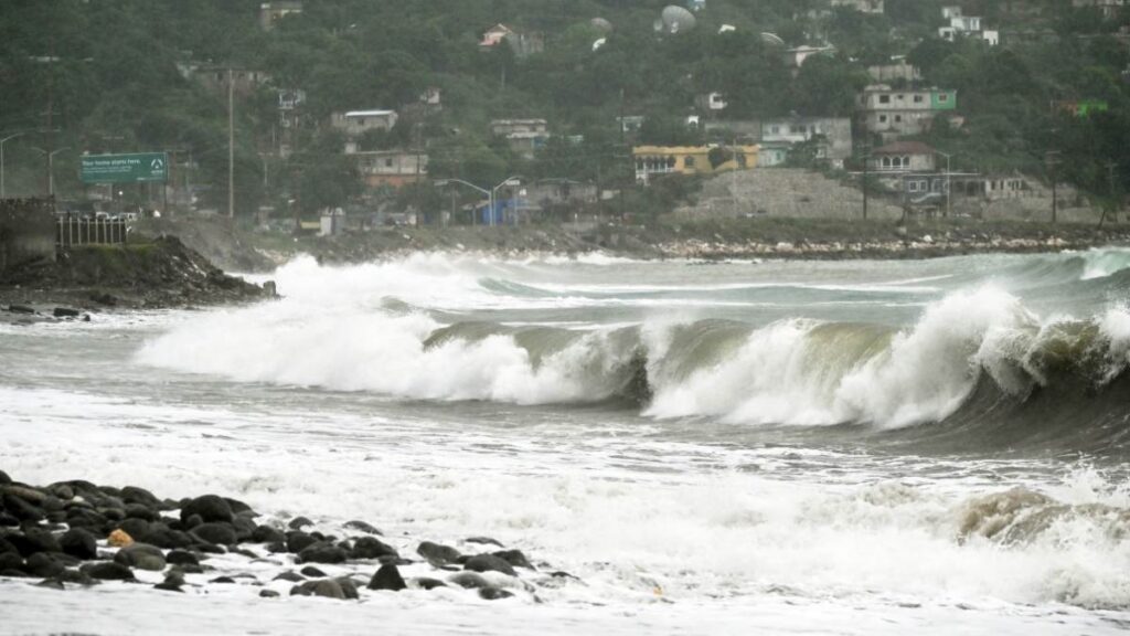Melissa se localiza al sur de Jamaica y lejos de costas mexicanas.