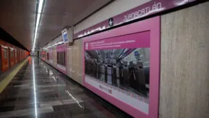 Video: "se desquicia" pulidora y "se lanza" a las vías del Metro