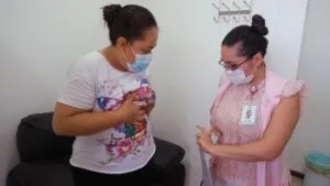Mujeres jóvenes presentan casos de cáncer de mama más agresivos, advierte UNAM