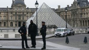 Francia detiene a cinco nuevos sospechosos por el robo de joyas del Louvre