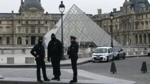 Museo Louvre permanecerá cerrado este lunes, tras robo de joyas