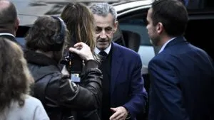 Expresidente Sarkozy obtiene su libertad tras 20 días en prisión; tendrá medidas de control judicial