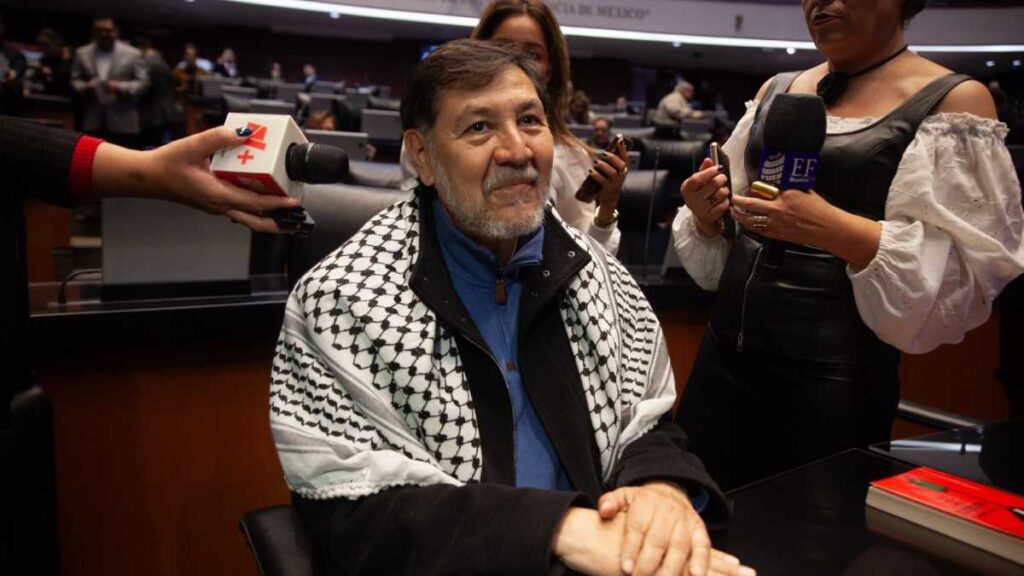 Noroña discute con reporteros