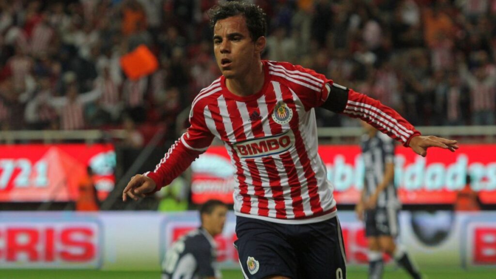 Omar Bravo, portando la playera rojiblanca