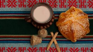 Aprende a preparar un delicioso atole de pan de muerto fácil y económico