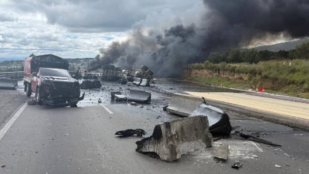 Explosión de pipa en la autopista México–Puebla provoca incendio y cierre total en ambos sentidos. Hay un herido grave.