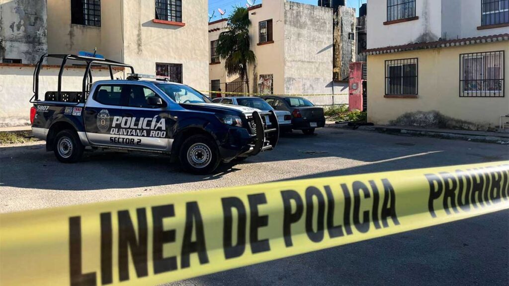 Invasoress atacaron a policías de Playa del Carmen.