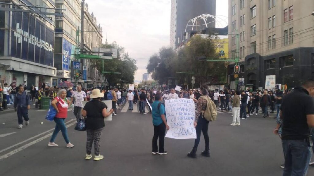 Policías activos y jubilados bloquearon Eje Central y el Zócalo para exigir mejores condiciones laborales