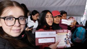 ¿Qué se necesita para recoger la tarjeta de Jóvenes Construyendo el Futuro?