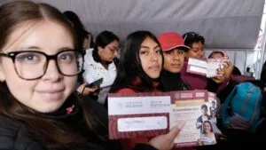 ¿Qué se necesita para recoger la tarjeta de Jóvenes Construyendo el Futuro?