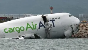 Avión termina en el mar tras salirse de la pista del Aeropuerto Internacional de Hong Kong