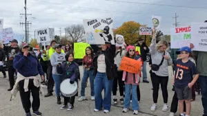 Se manifiestan en Chicago contra presencia de agentes migratorios en las calles