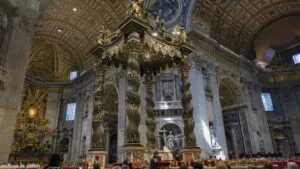 Hombre profana el altar mayor de la Basílica de San Pedro en el Vaticano