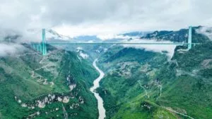 Autos ya cruzan el puente más alto del mundo, en “la grieta de la Tierra”, en China