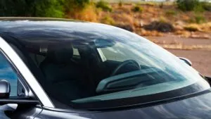 ¡No los elimines! Esta es la verdadera función de los puntos negros del parabrisas del auto