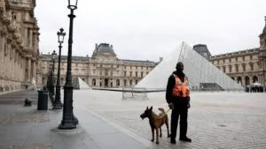 Encapuchados y sobre escalera eléctrica: video muestra huida de ladrones del Museo Louvre