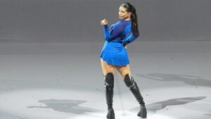 Rosalía se avienta un pozole y unas enfrijoladas en México… ¡y hasta se compra una piñata!