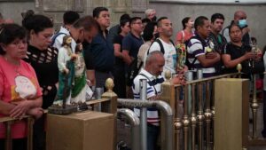 Miles de devotos a San Judas Tadeo llegan al templo de San Hipólito