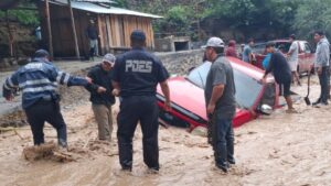 Se desborda presa de Jalpan, deja deslaves y cierre de carreteras