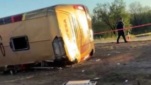 Autobús vuelca en Sonora: hay varias víctimas