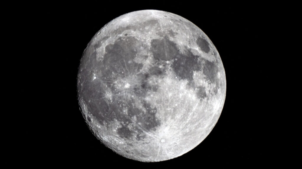 Luna de Cosecha 2025: hora y cómo ver la primera superluna este 6 de octubre