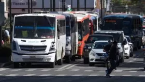 Caos en la México-Puebla: transportistas bloquean ambos sentidos en límites de CDMX y Edomex