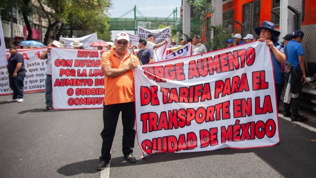 Transportistas exigen aumento de al menos dos pesos a la tarifa.