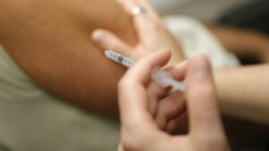 Campaña de Vacunación Invernal 2025-2026: fechas y qué vacunas COVID-19 se aplican