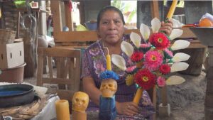Artesanas zapotecas mantienen viva la luz de los altares con calaveras de cera para Días de Muertos