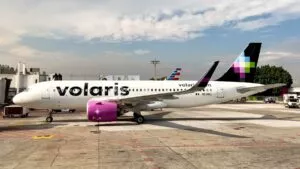 Guerra entre EE. UU. e Irán impacta a vuelos en México: aumentan tarifas y recortan rutas de Volaris