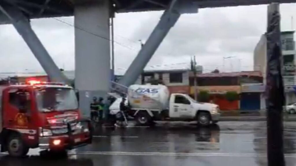 Pipa de gas en Avenida Tláhuac.