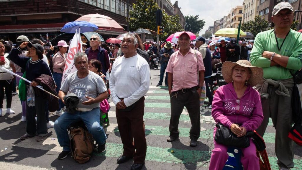 Aunque Claudia Sheinbaum mantiene altos niveles de popularidad y logra llenar el Zócalo capitalino en sus concentraciones, algo llama la atención: la falta de emoción entre los asistentes.