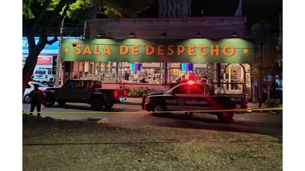 Balacera en Providencia: agresores huyen en moto tras matar a cliente a fuera de bar