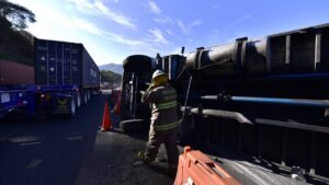 Cierre total en la Guadalajara-Colima por volcadura de torton con pólvora