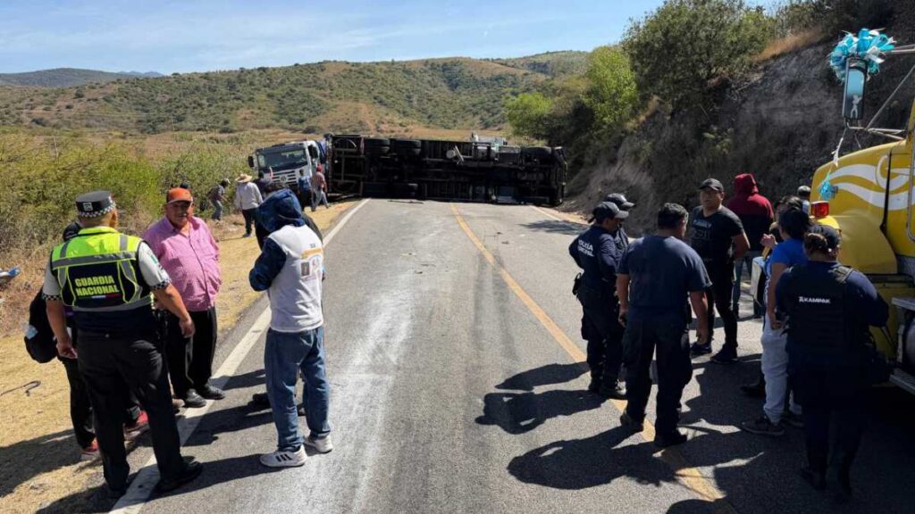 Accidente de tráiler con peregrinos en Oaxaca deja seis lesionados