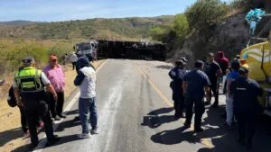 Accidente de tráiler con peregrinos en Oaxaca deja seis lesionados