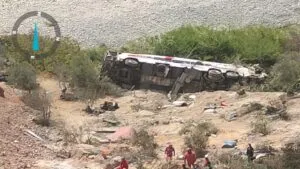 Tragedia en Perú: autobús cae a un abismo y deja al menos 37 muertos