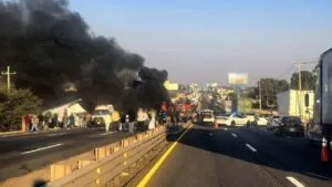 Tráiler queda totalmente calcinado tras accidente en la carretera Silao-Irapuato: VIDEOS