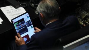 Otra vez sorprenden a Adán Augusto viendo deportes en el Senado