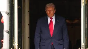 Trump admite caída en encuestas, pero presume apoyo “de los inteligentes”