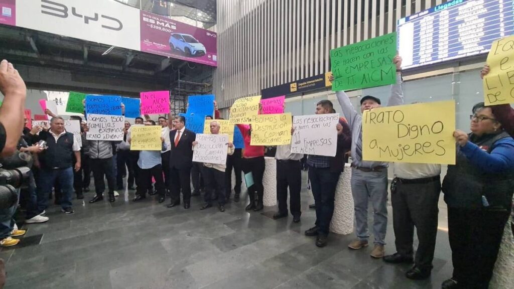 Taxistas protestan en AICM.