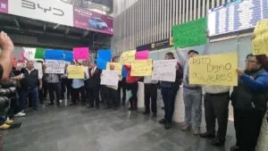 Taxistas protestan en AICM, piden audiencia con autoridades