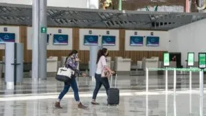 Perdió su vuelo en el AIFA y comparte los 5 mejores lugares para dormir dentro del aeropuerto