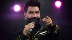 Alejandro Fernández desata críticas por ser captado en mal estado durante show en Querétaro