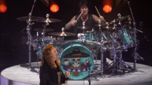 Alex González, baterista de Maná sufre caída en pleno concierto