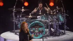 Alex González, baterista de Maná sufre caída en pleno concierto