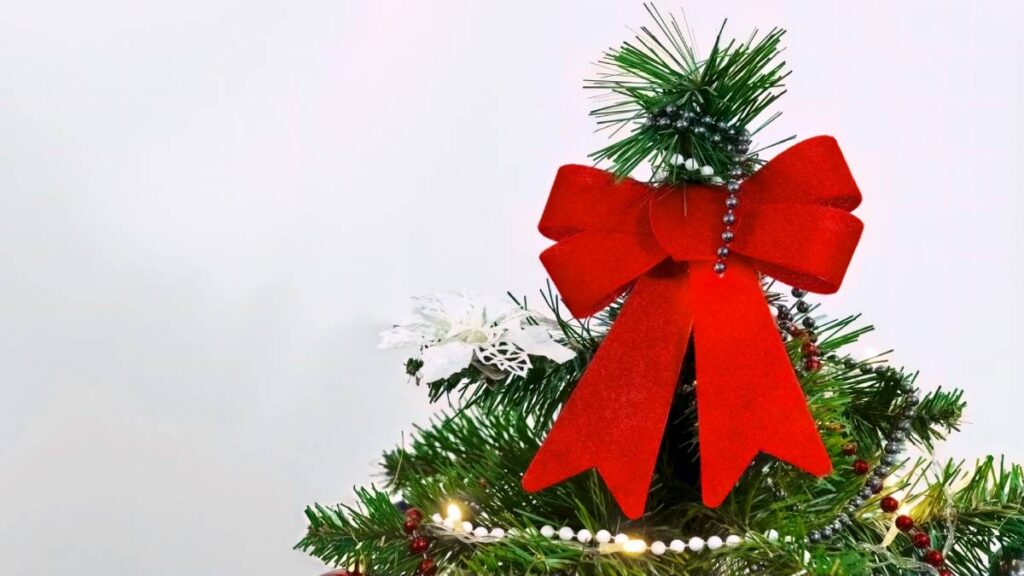 Árbol de navidad con lazo XL: paso a paso para hacer esta decoración que es tendencia en 2025