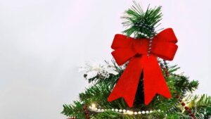 Árbol de navidad con lazo XL: paso a paso para hacer esta decoración que es tendencia en 2025