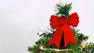 Árbol de navidad con lazo XL: paso a paso para hacer esta decoración que es tendencia en 2025