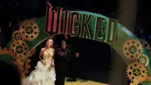 Fan se lanza contra Ariana Grande durante la premier de “Wicked” en Singapur